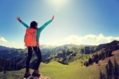 yükseltilmiş arms dağlar adlı kadınla