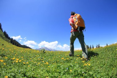Genç kadın backpacker Hiking 