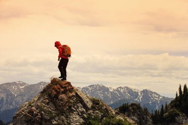 Genç kadın backpacker Hiking 