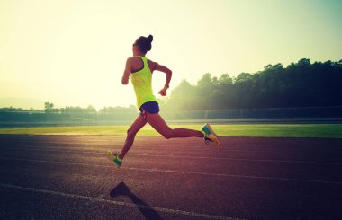 Stadyum üzerinde çalışan genç kadın  