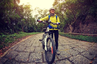 dağ bisikleti ile genç kadın
