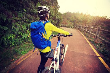 dağ bisikleti ile genç kadın