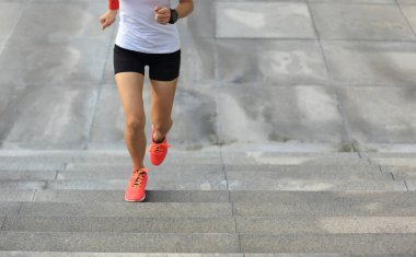 üst katta çalışan genç spor kadın