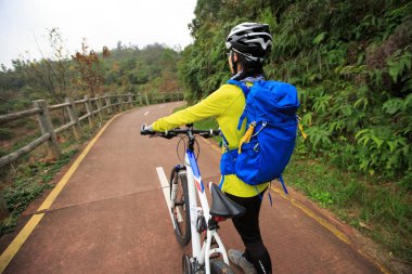 dağ bisikleti ile genç kadın