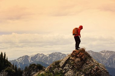 Genç kadın backpacker Hiking 