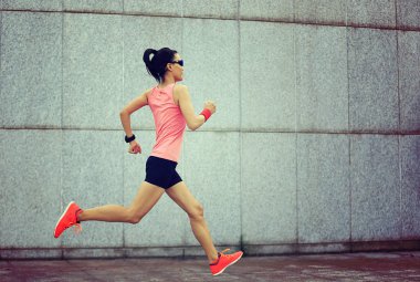 şehir üzerinde çalışan genç kadın