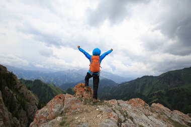 yükseltilmiş arms dağlar adlı kadınla