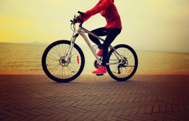 Bisiklet süren genç bir kadın