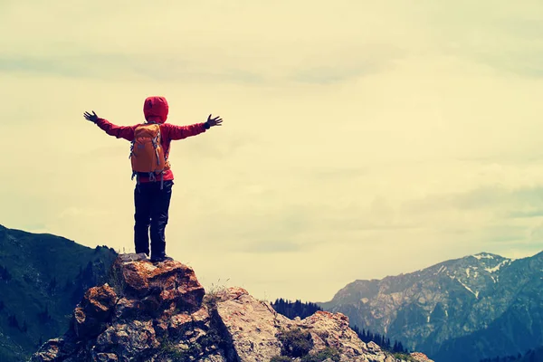 Woman with raised arms at mountains — Stock Photo, Image