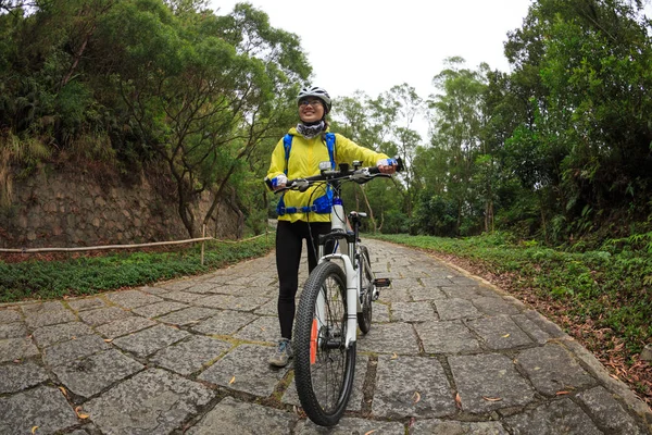 Młoda kobieta z rowerów górskich — Zdjęcie stockowe