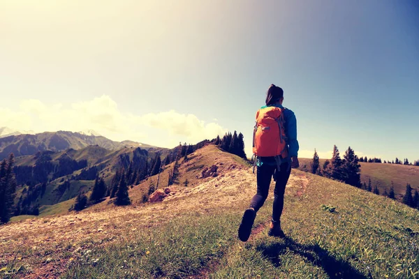 Genç kadın backpacker Hiking 