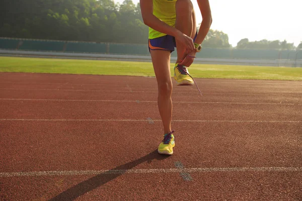 kadın atlet bağlama ayakkabı bağı 
