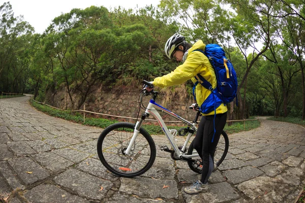 Jovem mulher com bicicleta de montanha — Fotografia de Stock
