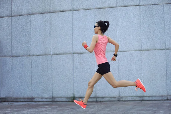 Mujer joven corriendo en la ciudad — Foto de Stock