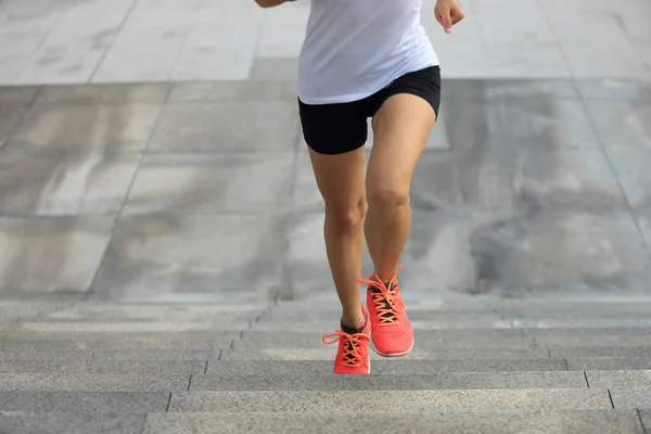 Mladý sportovní žena běžela nahoru — Stock fotografie