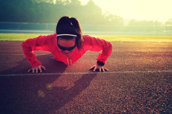 Kobieta praktykujących push up — Zdjęcie stockowe