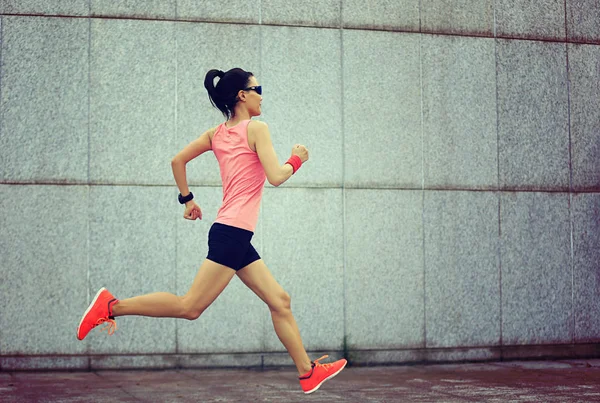Mujer joven corriendo en la ciudad — Foto de Stock