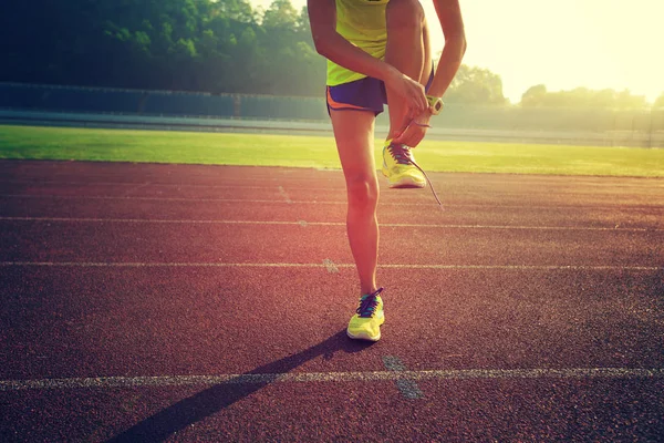 kadın atlet bağlama ayakkabı bağı 