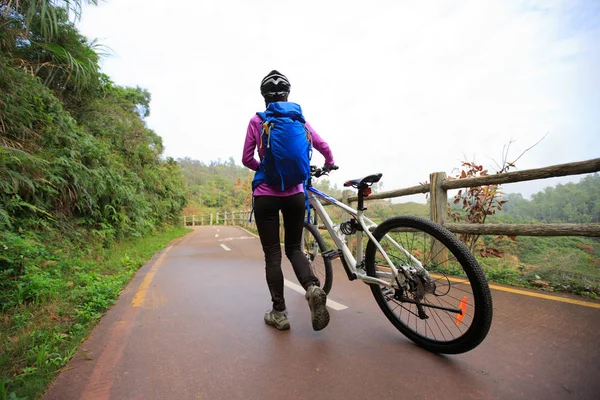 Dağ bisikleti ile genç kadın — Stok fotoğraf