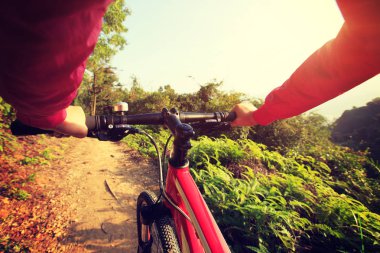 Dağ bisikleti süren genç bir kadın