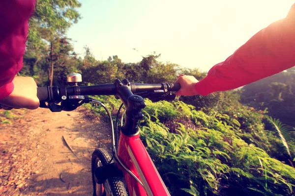 Mujer joven montando bicicleta de montaña — Foto de Stock