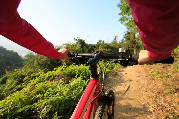 Giovane donna in mountain bike — Foto Stock