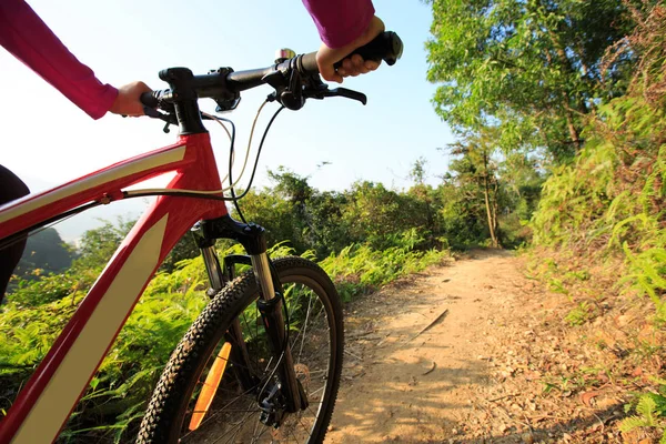 Jeune femme à vélo de montagne — Photo