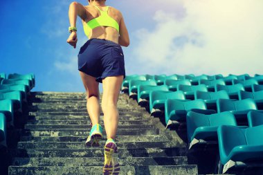 genç kadın merdivenlerde koşma