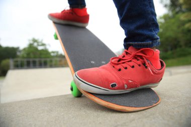 Kaykaycı bacaklar kaykay sürme 