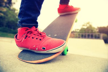 Kaykaycı bacaklar kaykay sürme 