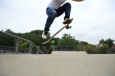 Kaykaycı bacaklar kaykay sürme 