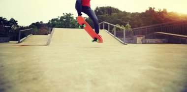 Kaykaycı bacaklar kaykay sürme 