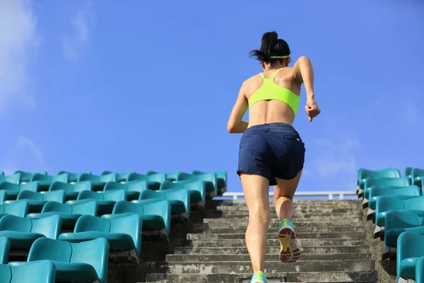 Jonge vrouw lopen op de trap — Stockfoto