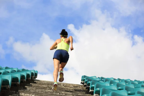 Jonge vrouw lopen op de trap — Stockfoto