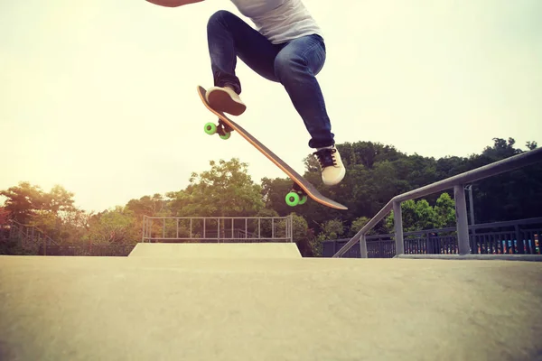 Πόδια skateboarder ιππασίας skateboard — Φωτογραφία Αρχείου