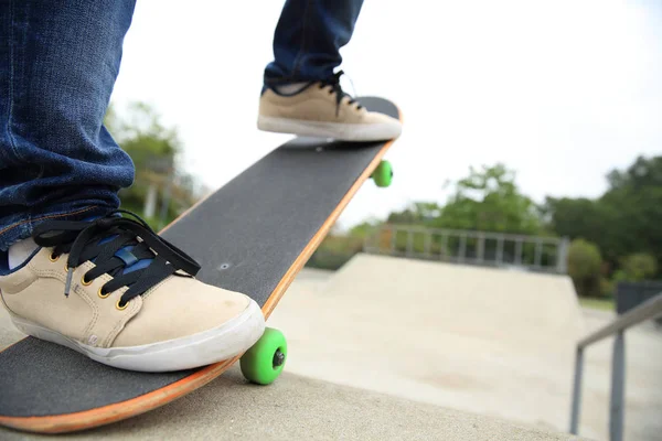 Skateboarder legs riding skateboard — Stock Photo, Image