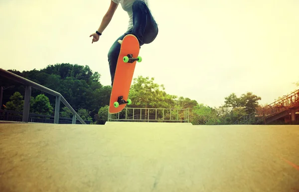 Skateboarder benen skateboard rijden — Stockfoto
