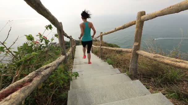 Jonge vrouw wordt uitgevoerd op de trappen van de berg — Stockvideo