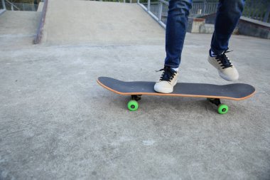 Kaykaycı bacaklar kaykay sürme 