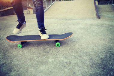 Kaykaycı bacaklar kaykay sürme 