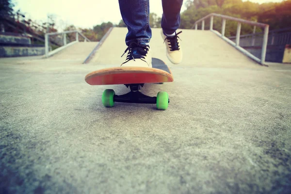 Skateboarder legs riding skateboard — Stock Photo, Image