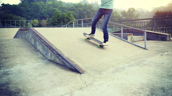 Skateboarder pernas andar de skate — Fotografia de Stock