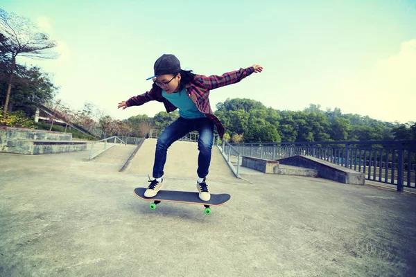 Skateboarder practicing at skatepark — Stock Photo, Image