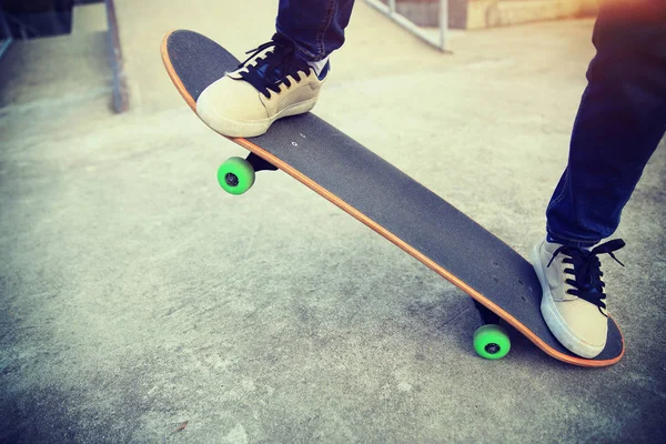 Skateboarder jambes équitation skateboard — Photo