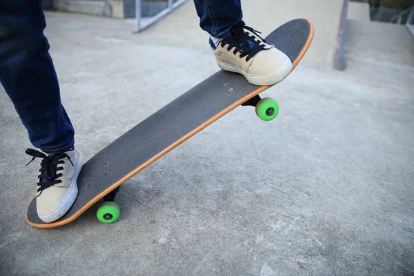 Skateboarder legs riding skateboard — Stock Photo, Image