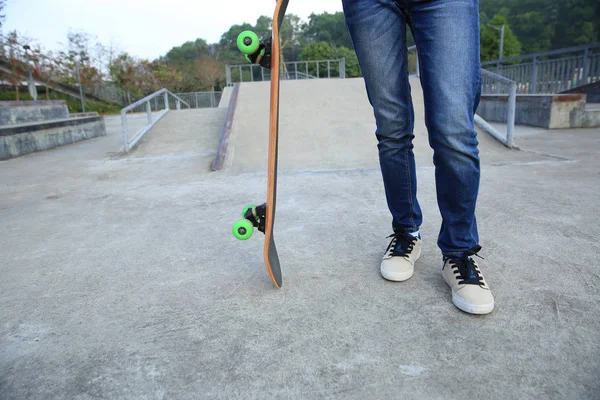 Frau mit Skateboard angefahren — Stockfoto