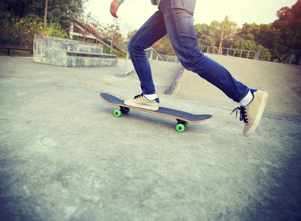 Skateboarder pernas andar de skate — Fotografia de Stock