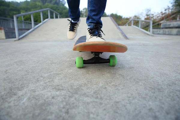 Skater nogi jazda deskorolka — Zdjęcie stockowe