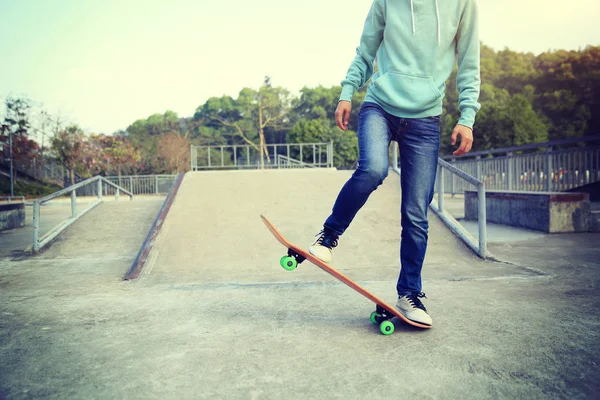 Skateboarder practicando en skatepark — Foto de Stock