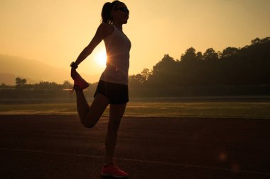 Genç kadın bacaklarını açıyor. 